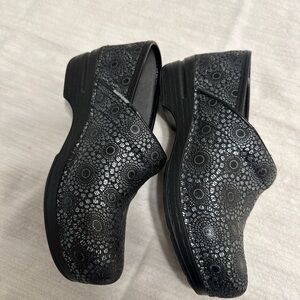 Black Dansko XP Nursing Clogs Sz 37 Geo Metric design